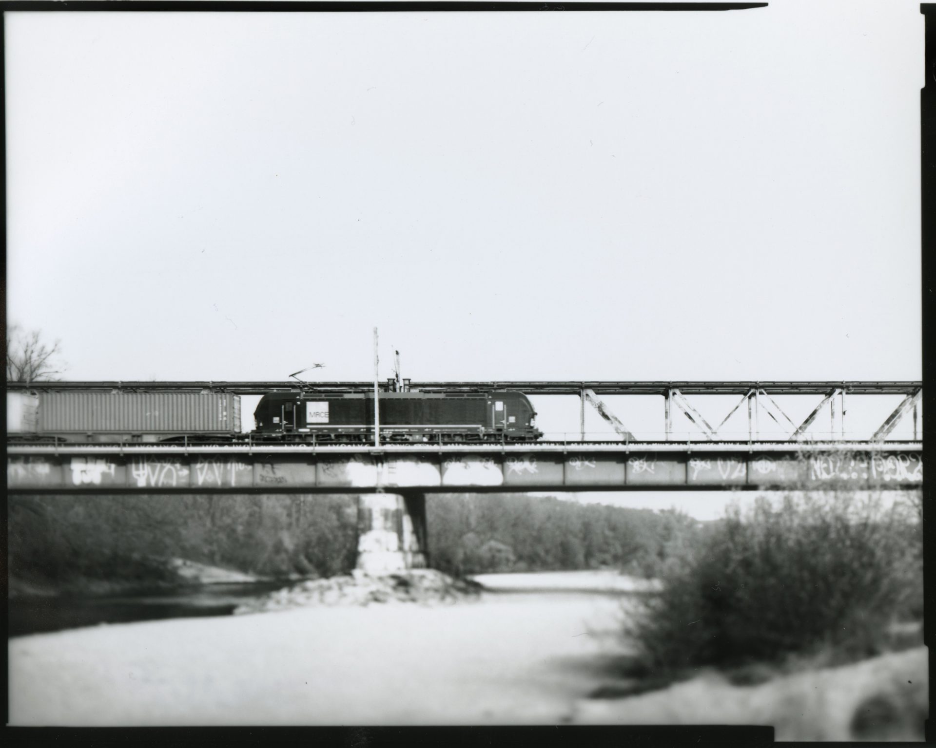 Analogfotografie einer Brücke im Format 4x5